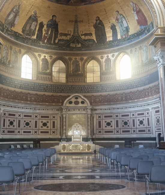 'Altar de San Juan de Letrán'  en el ábside se encuentra 'la cátedra'  el trono episcopal  del obispo de Roma en mármol y mosaicos.