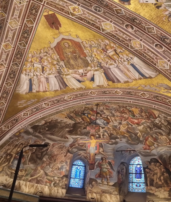 'Parte inferior' de la Basílica de San Francisco con pinturas de alegorías franciscanas : 'Pobreza', 'Castidad' y 'Obediciencia'.