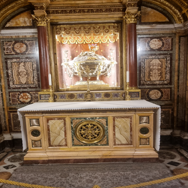 'Reliquia de la cuna del Santo Pesebre' debajo del altar de la basilica de Santa María la Mayor.