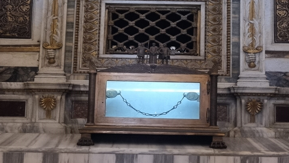 'Reliquias de las cadenas que usó san Pablo' durante su cautiverio en Roma en la basílica de 'San Pablo Extramuros'.