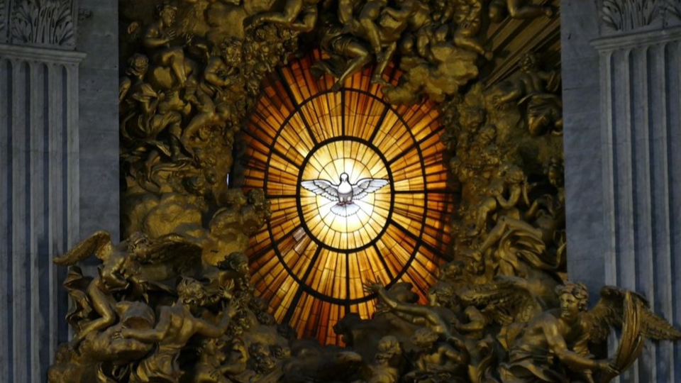 'Vidriera con la paloma del Espíritu Santo' encima de la Cátedra de San Pedro.