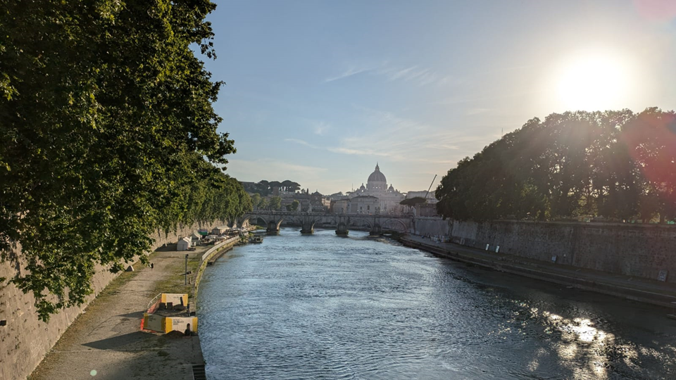 Vista del Vaticano desde uno de los puentes sobre el río Tiber.
