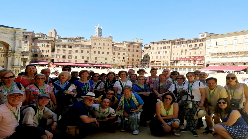 Todo el grupo en 'la Piazza del Campo' en Siena.