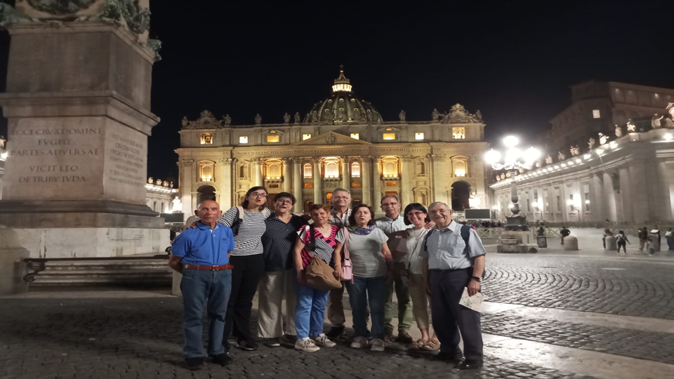 Parte del grupo en la noche de Roma en la Plaza de San Pedro en el Vaticano.