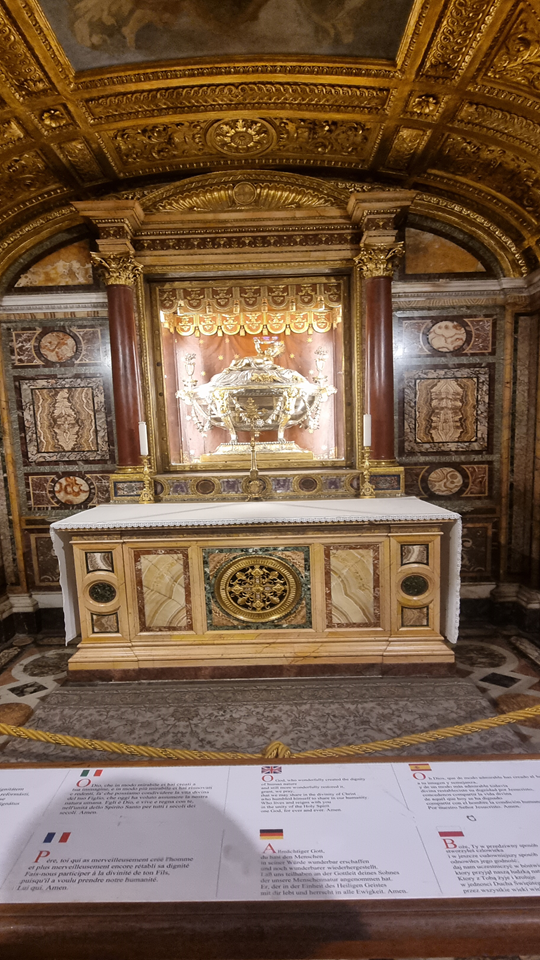 'Reliquia de la cuna del Santo Pesebre' debajo del altar de la basilica de Santa María la Mayor.
